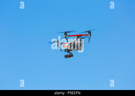 DJI Inspire 2 drone volare in aria con cielo blu a Branksome Dene, Poole, Dorset UK a luglio Foto Stock