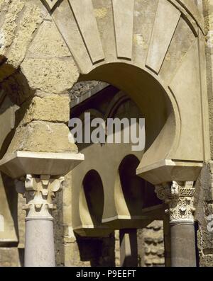 Il Medina Azahara. Musulmani palazzo medievale-città costruita da-Abd ar-Rahman II al-Nasir, decimo secolo. Umayyad Califfo di Cordoba, Spagna. Dettaglio arco moresco. Foto Stock