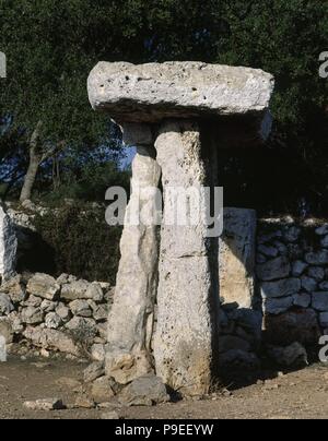 La preistoria. Fine Età del Bronzo - Età del Ferro. Talaiotic villaggio di Torretrencada. Vista la Taula. Vicino a Ciutadella, Minorca, Isole Baleari, Spagna. Foto Stock