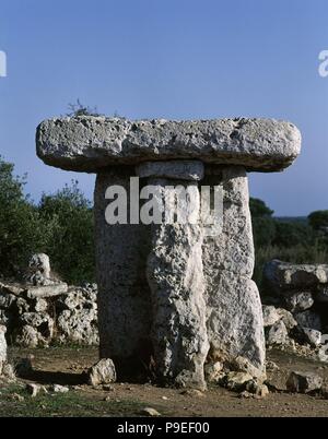 La preistoria. Fine Età del Bronzo - Età del Ferro. Talaiotic villaggio di Torretrencada. Vista la Taula. Vicino a Ciutadella. Minorca, Isole Baleari, Spagna. Foto Stock