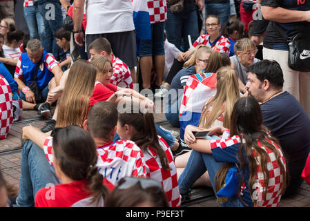 Tifosi si riuniscono a Zagabria per accogliere il croato World Cup team home Foto Stock