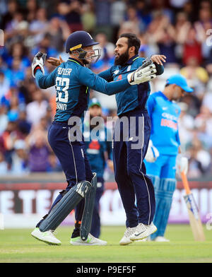 L'Inghilterra del Adil Rashid celebra con Jos Buttler dopo aver preso un paletto durante la terza Royal London una giornata internazionale di smeraldo Headingley, Leeds. Foto Stock