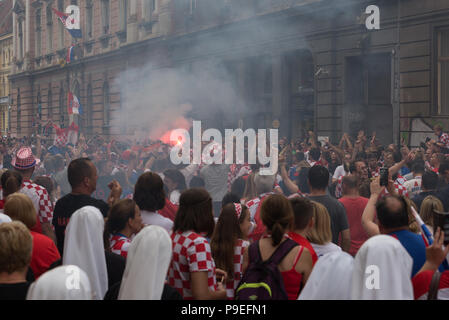 Tifosi si riuniscono a Zagabria per accogliere il croato World Cup team home Foto Stock