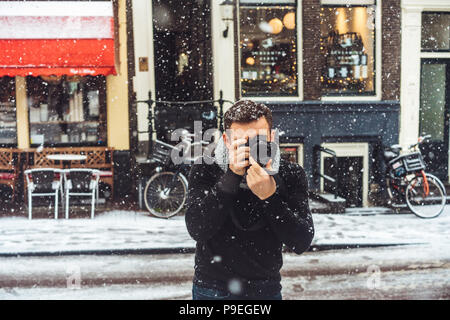 Il giovane uomo, un fotografo prende le immagini Foto Stock