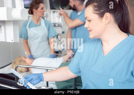 Team di medici e infermieri preparando per endoscopia esame Foto Stock