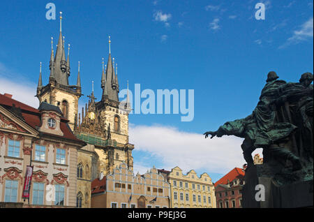 Jan Hus Monument e la chiesa di Santa Maria di Týn (Týnský chrám) Piazza della Città Vecchia di Praga Repubblica Ceca Foto Stock