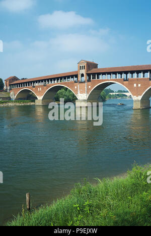 Il Ponte Coperto ("ponte coperto') oltre il fiume Ticino in Pavia, regione Lombardia, Italia. Foto Stock