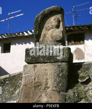 Estela funeraria romana en la antigua ciudad de trizio, primer centro producción de cerámica romana (terra sigilata) de la Península. Tricio. La Rioja. España. Foto Stock