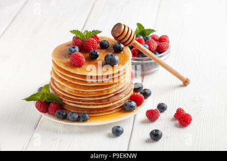 American mirtillo e lampone pancake bianco sul tavolo di legno Foto Stock