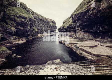 Famosi porti naturali in Gjogv isole Faroe Foto Stock