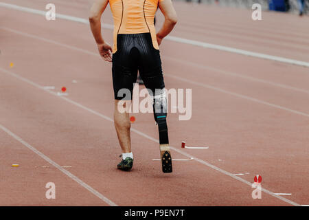 Atleta maschio disattivato amputato la preparazione di salto in lungo Foto Stock