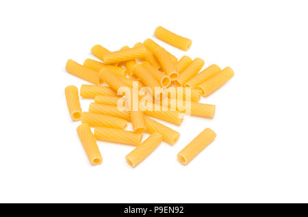 Tortiglioni pasta italiana isolato su sfondo bianco Foto Stock