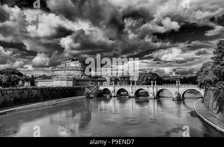 Vista panoramica del fiume Tevere con il Santo Angelo e Ponte sotto un cielo nuvoloso in Roma (bianco e nero) Foto Stock