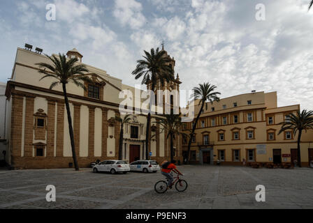 Chiesa di St James ( Iglesia de Santiago Apóstol) (più vicino di immagine) e la Residencia Universitaria Campus de Cádiz sulla Plaza de la Catedral,Cádiz, e Foto Stock