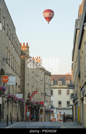 Una mongolfiera vola sopra le strade di Bath, Regno Unito. Foto Data: giovedì, 5 luglio 2018. Foto: Roger Garfield/Alamy Foto Stock