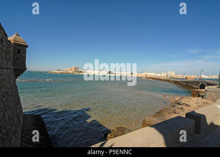 Parte del Castillo de San Sebastian su una piccola isola collegata da un lungo stretto causeway da Cadiz città vecchia Andalusia Foto Stock