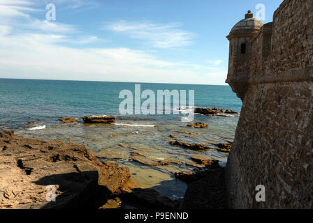 Parte del Castillo de San Sebastian su una piccola isola collegata da un lungo stretto causeway da Cadiz città vecchia Andalusia Foto Stock