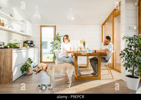 Giovane con un cane in casa Foto Stock