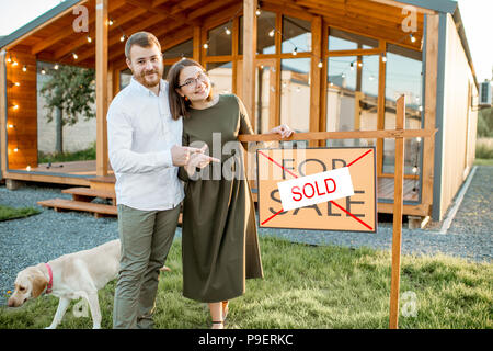 Coppia di fronte a loro nuova casa Foto Stock
