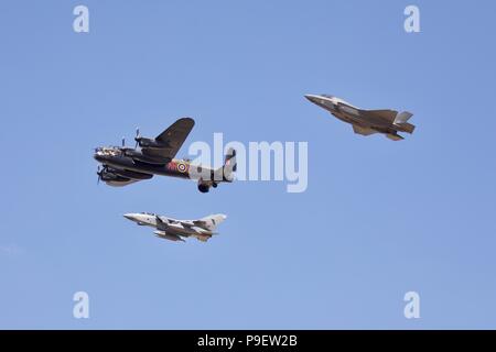 617 Squadrone 'Dambusters' effettuando un'unica flypast al 2018 RIAT con l'Avro Lancaster, Panavia Tornado e la nuova F-35B FULMINE Foto Stock