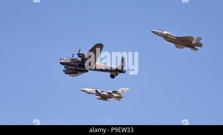 617 Squadrone 'Dambusters' effettuando un'unica flypast al 2018 RIAT con l'Avro Lancaster, Panavia Tornado e la nuova F-35B FULMINE Foto Stock