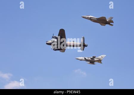 617 Squadrone 'Dambusters' effettuando un'unica flypast al 2018 RIAT con l'Avro Lancaster, Panavia Tornado e la nuova F-35B FULMINE Foto Stock