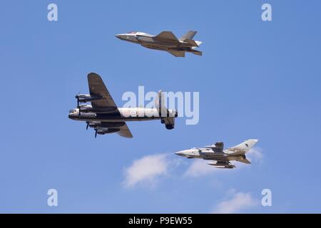 617 Squadrone 'Dambusters' effettuando un'unica flypast al 2018 RIAT con l'Avro Lancaster, Panavia Tornado e la nuova F-35B FULMINE Foto Stock