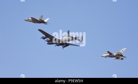 617 Squadrone 'Dambusters' effettuando un'unica flypast al 2018 RIAT con l'Avro Lancaster, Panavia Tornado e la nuova F-35B FULMINE Foto Stock