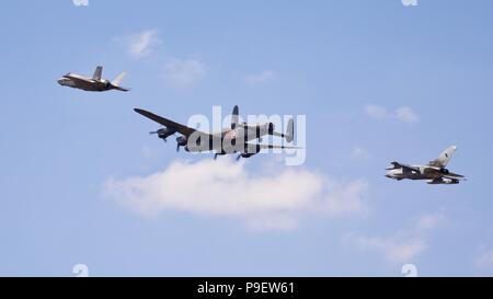 617 Squadrone 'Dambusters' effettuando un'unica flypast al 2018 RIAT con l'Avro Lancaster, Panavia Tornado e la nuova F-35B FULMINE Foto Stock