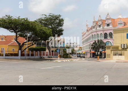 Royal Plaza Shopping Mall, Oranjestad, Aruba, dei Caraibi come visto dalla stazione degli autobus Foto Stock