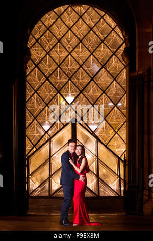 Una bella asiatica giovane a Parigi, Francia Foto Stock