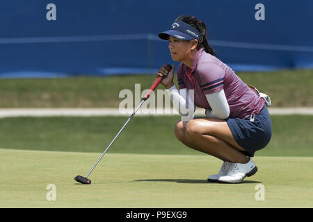 Sylvania, OH, Stati Uniti d'America. Il 15 luglio 2018. Fare Brianna linee fino un putt il giorno 4 del LPGA Marathon Classic in Sylvania, Ohio, il 13 luglio 2018. Credito: Mark Bialek/ZUMA filo/Alamy Live News Foto Stock