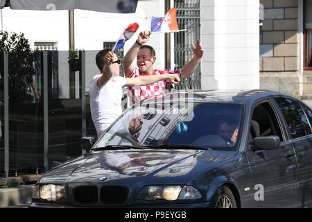 Zagabria, Croazia. 17 luglio 2018. Gli appassionati di calcio di sporgersi dai finestrini e wave Croatiosn flag come celebrano il loro team arrivando secondi classificati in Coppa del mondo. Credito: Richard Milnes/Alamy Live News Foto Stock