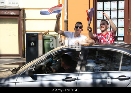 Zagabria, Croazia. 17 luglio 2018. Gli appassionati di calcio di sporgersi dai finestrini e wave Croatiosn flag come celebrano il loro team arrivando secondi classificati in Coppa del mondo. Credito: Richard Milnes/Alamy Live News Foto Stock