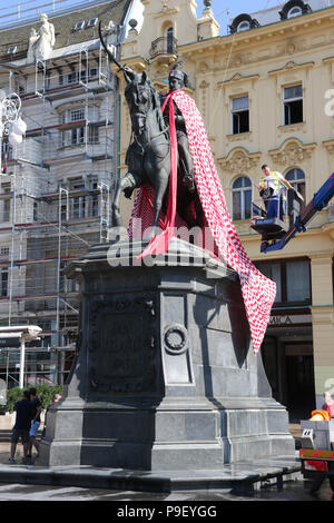 Zagabria, Croazia. 17 luglio 2018. Nella foto: Statua di Ban Josip Jelačić su un cavallo è drappeggiato in un capo con il croato bianco e rosso modello squadrato. Credito: Richard Milnes/Alamy Live News Foto Stock