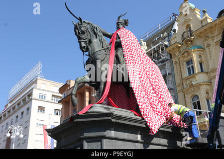 Zagabria, Croazia. 17 luglio 2018. Nella foto: Statua di Ban Josip Jelačić su un cavallo è drappeggiato in un capo con il croato bianco e rosso modello squadrato. Credito: Richard Milnes/Alamy Live News Foto Stock