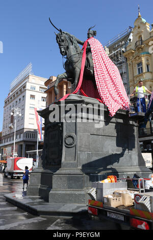 Zagabria, Croazia. 17 luglio 2018. Nella foto: Statua di Ban Josip Jelačić su un cavallo è drappeggiato in un capo con il croato bianco e rosso modello squadrato. Credito: Richard Milnes/Alamy Live News Foto Stock