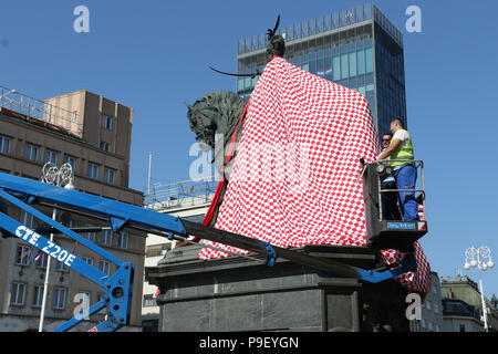 Zagabria, Croazia. 17 luglio 2018. Nella foto: Statua di Ban Josip Jelačić su un cavallo è drappeggiato in un capo con il croato bianco e rosso modello squadrato. Credito: Richard Milnes/Alamy Live News Foto Stock