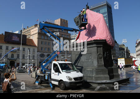 Zagabria, Croazia. 17 luglio 2018. Nella foto: Statua di Ban Josip Jelačić su un cavallo è drappeggiato in un capo con il croato bianco e rosso modello squadrato. Credito: Richard Milnes/Alamy Live News Foto Stock