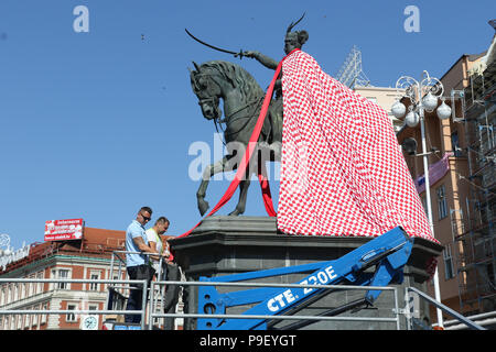 Zagabria, Croazia. 17 luglio 2018. Nella foto: Statua di Ban Josip Jelačić su un cavallo è drappeggiato in un capo con il croato bianco e rosso modello squadrato. Credito: Richard Milnes/Alamy Live News Foto Stock