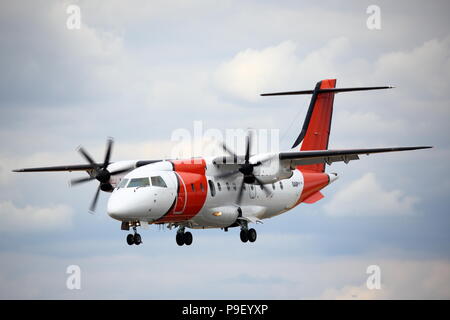 Farnborough, Regno Unito. 17 luglio 2018. I grandi costruttori di aeromobili ha dimostrato l'agilità e maneuverabilty dei loro aeromobili più recente nel corso dell odierna flying display . Credito: Uwe Deffner/Alamy Live News Foto Stock