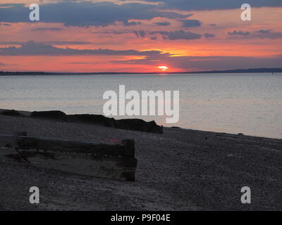 Sheerness, Kent, Regno Unito. 17 Luglio, 2018. Regno Unito Meteo: Un tramonto colorato in Sheerness, Kent. Credito: James Bell/Alamy Live News Foto Stock