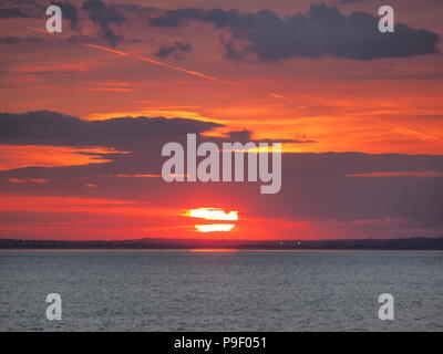 Sheerness, Kent, Regno Unito. 17 Luglio, 2018. Regno Unito Meteo: Un tramonto colorato in Sheerness, Kent. Credito: James Bell/Alamy Live News Foto Stock