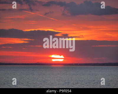 Sheerness, Kent, Regno Unito. 17 Luglio, 2018. Regno Unito Meteo: Un tramonto colorato in Sheerness, Kent. Credito: James Bell/Alamy Live News Foto Stock