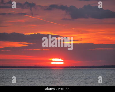 Sheerness, Kent, Regno Unito. 17 Luglio, 2018. Regno Unito Meteo: Un tramonto colorato in Sheerness, Kent. Credito: James Bell/Alamy Live News Foto Stock