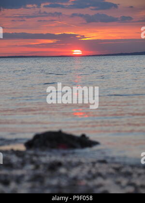 Sheerness, Kent, Regno Unito. 17 Luglio, 2018. Regno Unito Meteo: Un tramonto colorato in Sheerness, Kent. Credito: James Bell/Alamy Live News Foto Stock