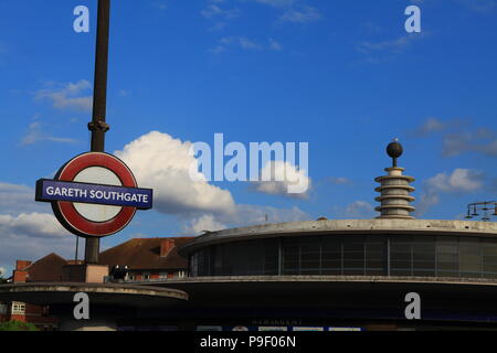 Londra, Regno Unito. 17 luglio 2018. Southgate Linea Piccadilly Station rinominato temporaneamente per 48 ore in onore di Gareth Southgate e la squadra dell'Inghilterra. Credito: FelixB/Alamy Live News Foto Stock