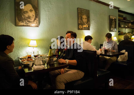 (180717) -- NEW YORK, 17 luglio 2018 (Xinhua) -- I clienti hanno la cena presso il Cafe la Cina in New York, Stati Uniti, il 27 giugno 2018. Passeggiate nella vivace strada di Midtown Manhattan si potrebbe non notare Cafe Cina se non c'erano così tante persone in attesa di sedi al di fuori del ristorante cinese. Anche se lo spazio è limitato e la decorazione non così di lusso, Cafe la Cina ha vinto la Michelin una stella per sei anni consecutivi dal 2012 al 2017. Wang Yiming e Zhang Xian, un paio dalla Cina, esci da loro ben pagati i processi finanziari in New York e aperto Cafe la Cina con l'ambizione di offrire autentica Foto Stock