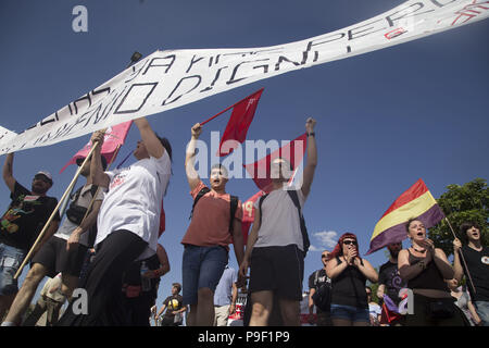 Madrid, Spagna. 17 Luglio, 2018. I manifestanti visto tenendo un grande striscione e bandiere durante la protesta.esigente di protesta per un lavoro migliore e la libertà dei lavoratori presso il magazzino di Amazon in San Fernando de Henares. Credito: Lito Lizana/SOPA Immagini/ZUMA filo/Alamy Live News Foto Stock