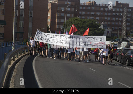 Madrid, Spagna. 17 Luglio, 2018. I manifestanti visto tenendo un grande striscione e bandiere durante la protesta.esigente di protesta per un lavoro migliore e la libertà dei lavoratori presso il magazzino di Amazon in San Fernando de Henares. Credito: Lito Lizana/SOPA Immagini/ZUMA filo/Alamy Live News Foto Stock